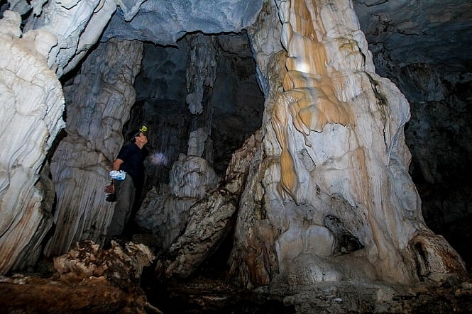 Các vòm động đều cao vút, mỗi vòm tựa như một toà điện nguy nga, lộng lẫy, khối nhũ nhô lên, những măng đá đủ mọi hình tượng mềm mại từ trên mái trần rủ xuống những tua rua óng ánh