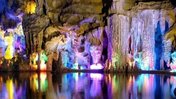 Khám phá vẻ đẹp huyền bí của động Đá Bạc Hòa Bình