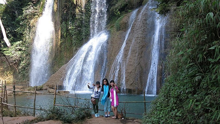 Du khách thích thú chụp ảnh lưu niệm bên dòng thác Du khách thích thú chụp ảnh lưu niệm bên dòng thác