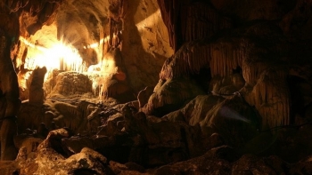 Khám phá vẻ đẹp và truyền thuyết của hang Mỏ Luông ở Mai Châu