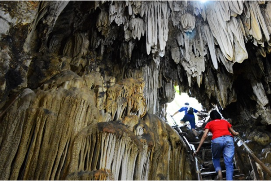 Nên mang theo đèn pin chiếu sáng khi đi khám phá Ngũ động Bản Ôn 