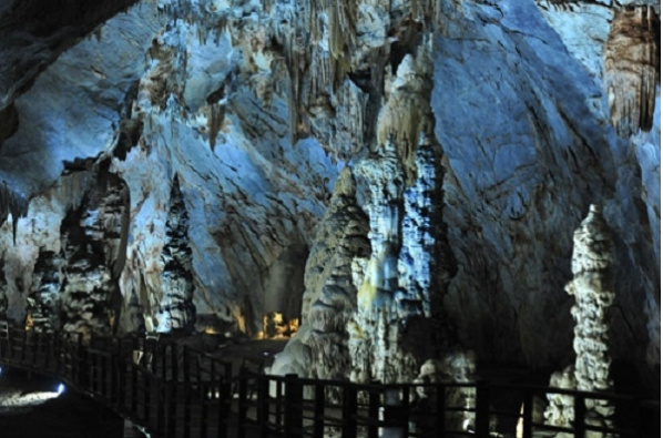 Những nhũ đá lung linh và huyền bí