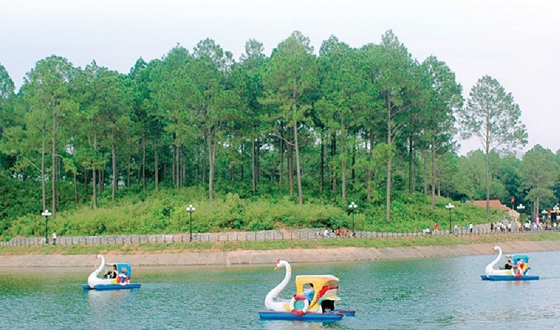 Đạp vịt trên hồ rừng thông Bản Áng Đạp vịt trên hồ rừng thông Bản Áng