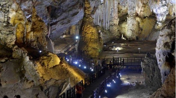 Độc đáo động Thác Bờ - Địa điểm du lịch tâm linh nổi tiếng ở Hòa Bình