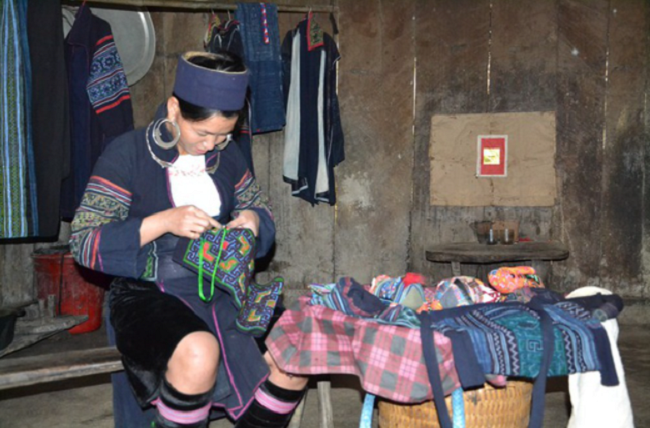 Người H\'mông ở Cát Cát vẫn còn giữ nghề thuê thổ cẩm truyền thống