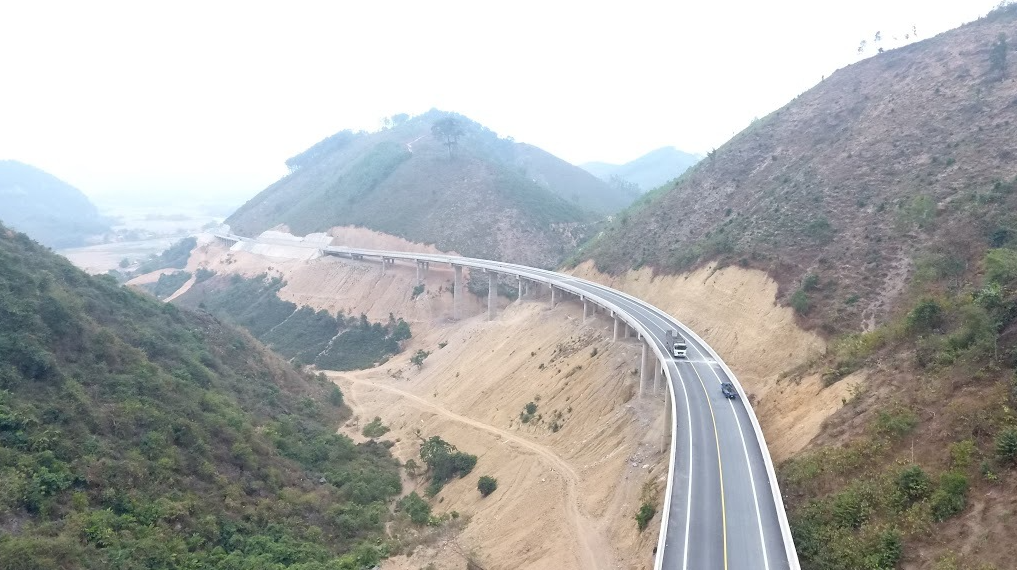 Đường Thái Nguyên – Chợ Mới được thiết kế 2 làn xe ô tô với 2 làn xe thô sơ, bề rộng làn đường 12m. Đường Thái Nguyên – Chợ Mới được thiết kế 2 làn xe ô tô với 2 làn xe thô sơ, bề rộng làn đường 12m.