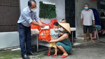 Lao động hợp đồng bị mất việc, nuôi con nhỏ có được hỗ trợ thêm?