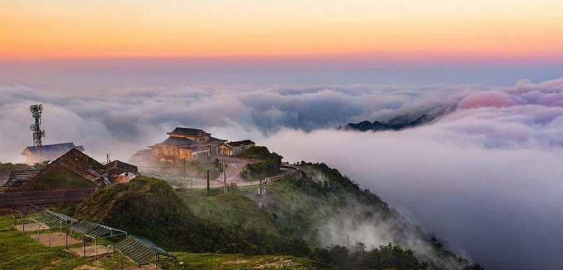 Biển mây sắc màu trên đỉnh Mẫu Sơn