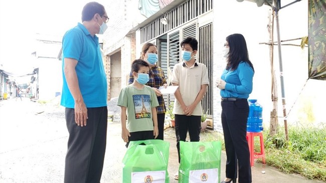 Công nhân tạm hoãn hợp đồng và nuôi con nhỏ có được hỗ trợ?