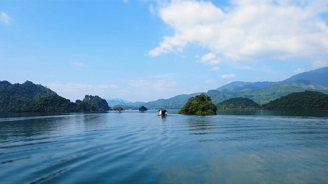 Tham Quan Thung Nai - “Vịnh Hạ Long trên cạn” của Hòa Bình Tham Quan Thung Nai - “Vịnh Hạ Long trên cạn” của Hòa Bình