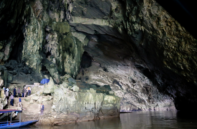 Thuyền ghé tham quan trong động Puông