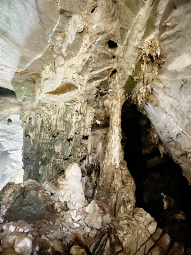 Cột đá trong động lung linh dưới ánh đèn flash điện thoại, máy ảnh của du khách