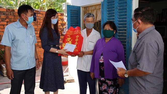 Công nhân bị công ty cho nghỉ được hỗ trợ theo diện lao động hợp đồng