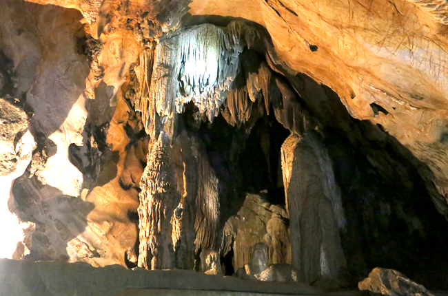 Những cột đá vững chãi, bám sâu xuống lòng đất Những cột đá vững chãi, bám sâu xuống lòng đất