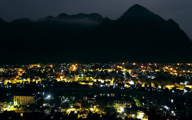 Khám phá núi Cấm Sơn – Bức tranh hùng vỹ giữ thành phố Hà Giang