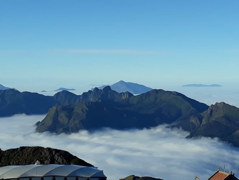 Biển mây bồng bềnh trên đỉnh núi