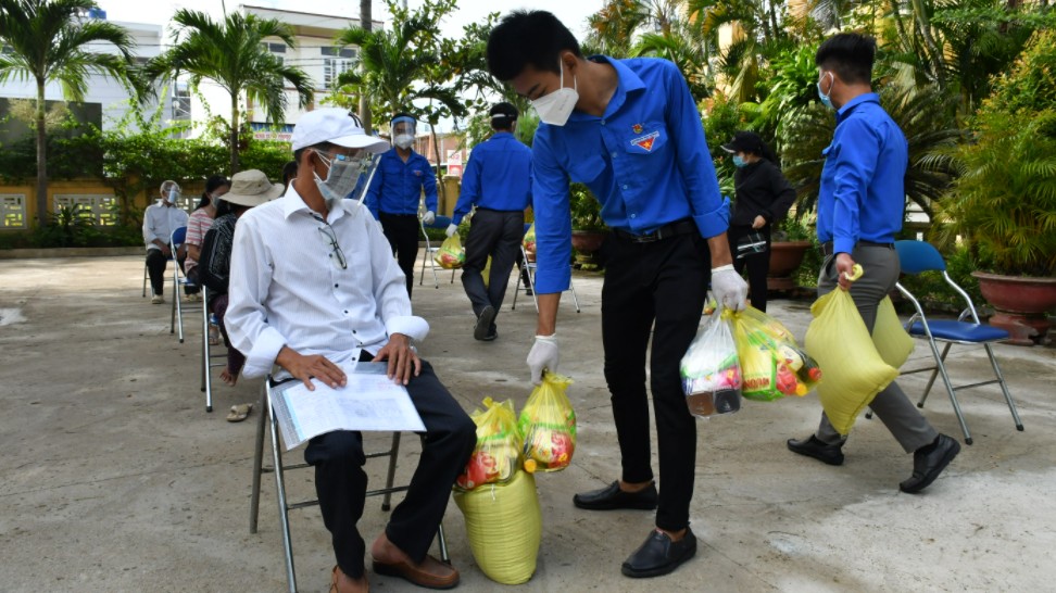 Hỗ trợ gạo theo nhân khẩu hay hộ gia đình?