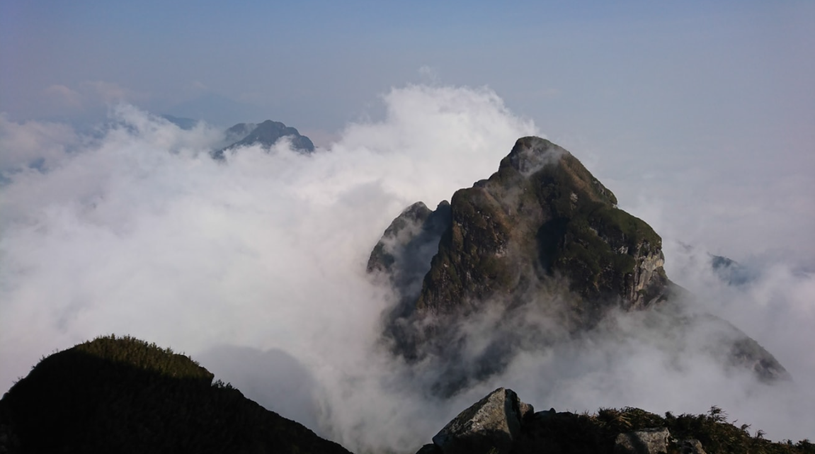 Săn mây đẹp như mộng tại đỉnh Ngũ Chỉ Sơn Săn mây đẹp như mộng tại đỉnh Ngũ Chỉ Sơn