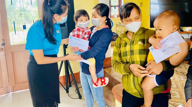 Lao động thất nghiệp đang nuôi con nhỏ cần thủ tục gì để được nhận trợ cấp?