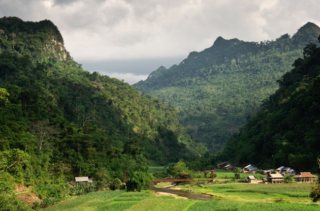 Bản Pác Ngòi giữa trùng điệp núi non - Ảnh- thaihai Bản Pác Ngòi giữa trùng điệp núi non - Ảnh- thaihai