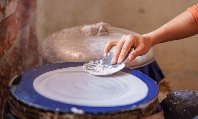 Nghề làm bánh đa ở Đắc Châu có từ hàng trăm năm nay. Bánh đa Đắc Châu nổi tiếng là thơm ngon, được xuất đi khắp nơi. Chính vì vậy, người dân tại đây bận rộn quanh năm, không bao giờ hết việc Nghề làm bánh đa ở Đắc Châu có từ hàng trăm năm nay. Bánh đa Đắc Châu nổi tiếng là thơm ngon, được xuất đi khắp nơi. Chính vì vậy, người dân tại đây bận rộn quanh năm, không bao giờ hết việc