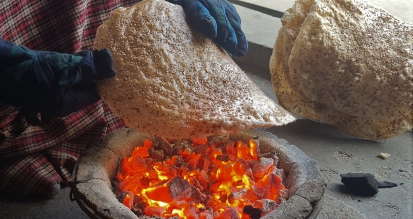 Mỗi chiếc bánh sau khi nướng có giá bán từ 7.000 đến 10.000 đồng (tùy loại dày hay mỏng, to hay nhỏ). Bánh đa chưa nướng giá từ 5.000 đến 7.000 đồng. Tuy nhiên, vào dịp Tết, bánh cũng có thể tăng giá tùy thời điểm. Mỗi chiếc bánh sau khi nướng có giá bán từ 7.000 đến 10.000 đồng (tùy loại dày hay mỏng, to hay nhỏ). Bánh đa chưa nướng giá từ 5.000 đến 7.000 đồng. Tuy nhiên, vào dịp Tết, bánh cũng có thể tăng giá tùy thời điểm.