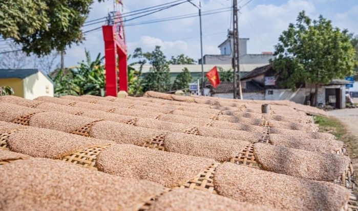 Những người làm bánh cho hay, bánh đa Đắc Châu ngoài khâu chọn gạo ngon, bánh được rắc rất nhiều vừng. Chính vì vậy, bánh đa ở đây có đặc trưng riêng là thơm và bùi hơn các loại bánh ở nơi khác. Những người làm bánh cho hay, bánh đa Đắc Châu ngoài khâu chọn gạo ngon, bánh được rắc rất nhiều vừng. Chính vì vậy, bánh đa ở đây có đặc trưng riêng là thơm và bùi hơn các loại bánh ở nơi khác.