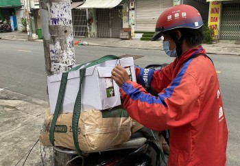 Đơn hàng ngày càng tăng, nhiều shipper chạy hết công suất