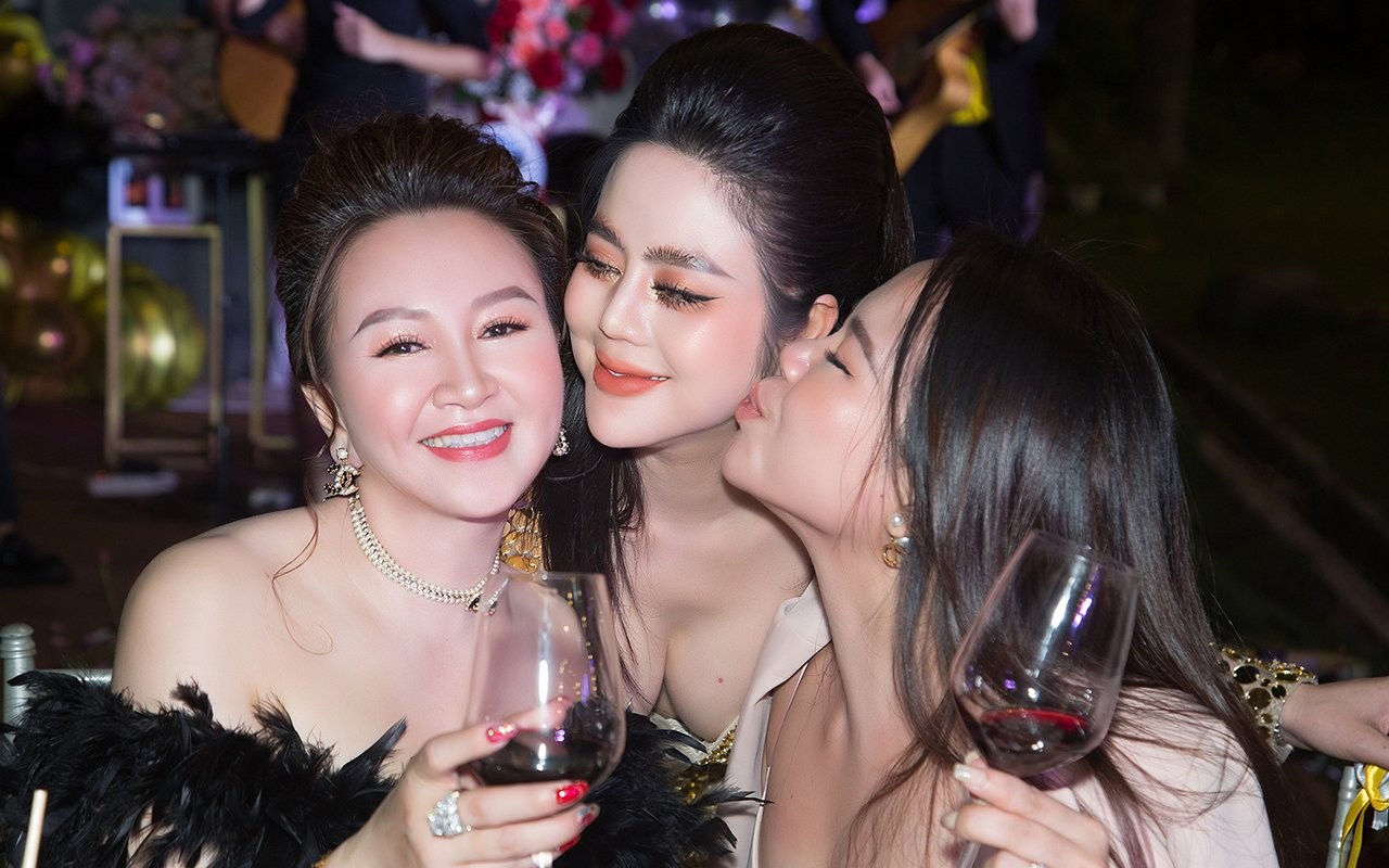 Nữ hoàng Doanh nhân Giang Lee tổ chức sinh nhật khủng trên bến du thuyền tại biệt thự Lan Anh