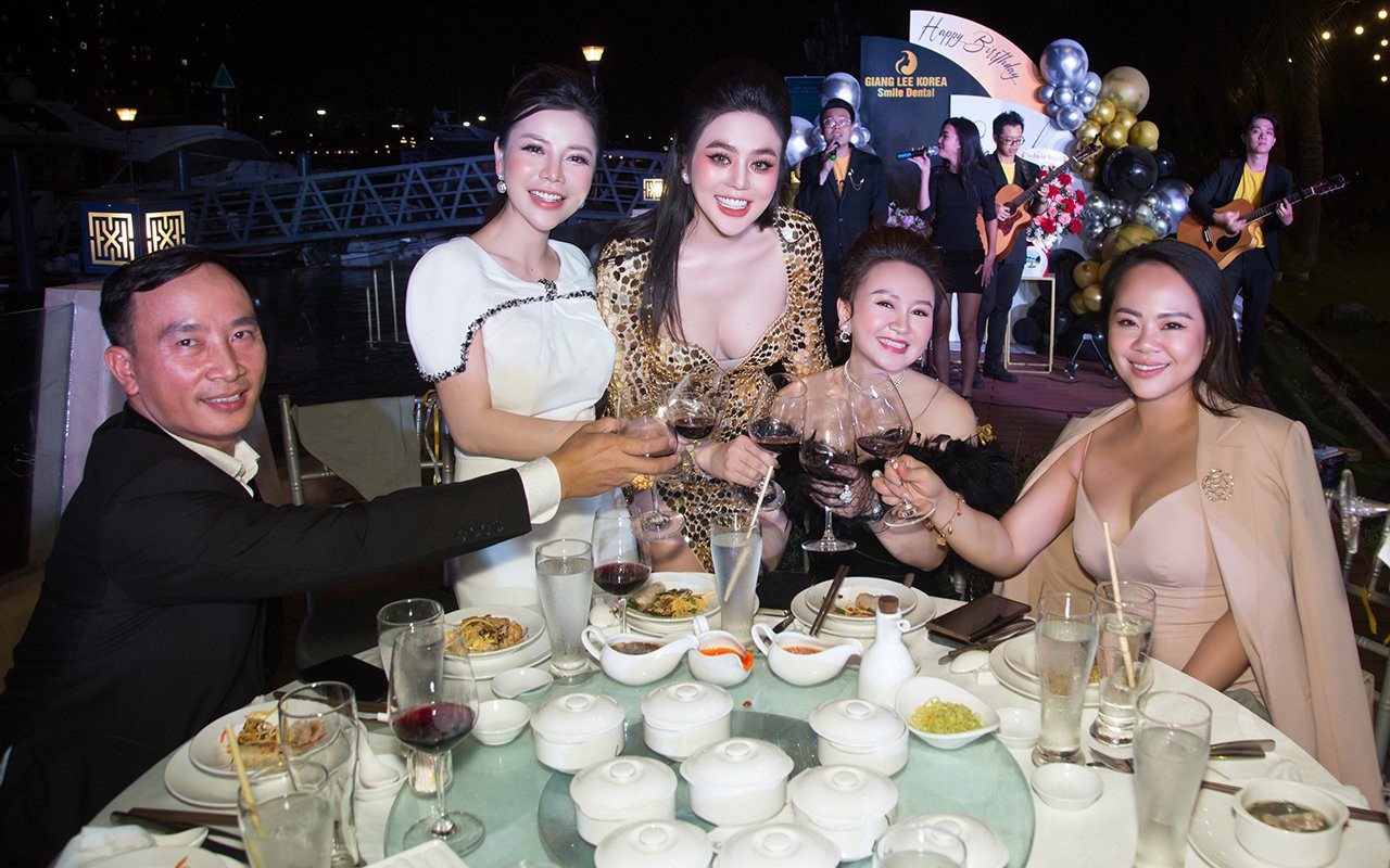 Nữ hoàng Doanh nhân Giang Lee tổ chức sinh nhật khủng trên bến du thuyền tại biệt thự Lan Anh