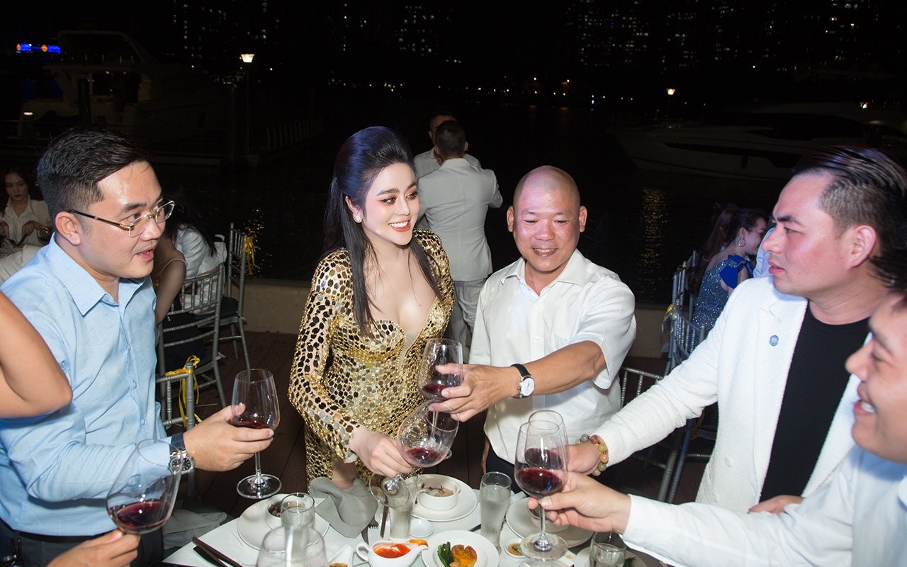 Nữ hoàng Doanh nhân Giang Lee tổ chức sinh nhật khủng trên bến du thuyền tại biệt thự Lan Anh