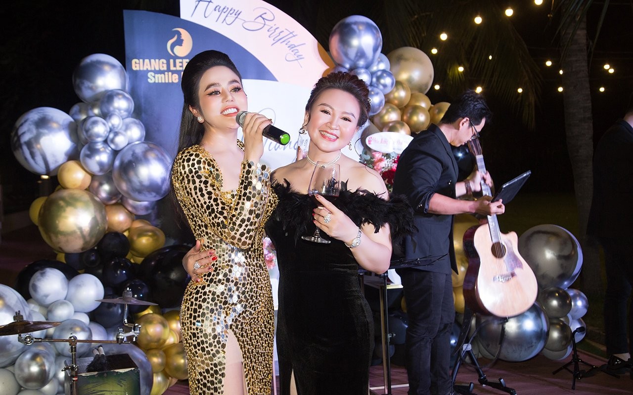 Nữ hoàng Doanh nhân Giang Lee tổ chức sinh nhật khủng trên bến du thuyền tại biệt thự Lan Anh