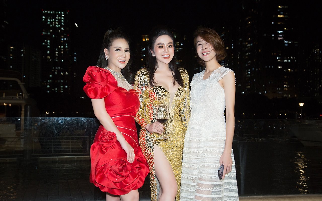 Nữ hoàng Doanh nhân Giang Lee tổ chức sinh nhật khủng trên bến du thuyền tại biệt thự Lan Anh