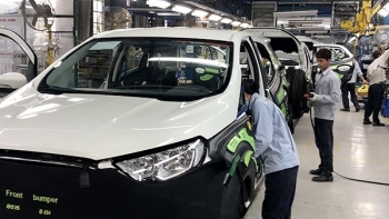 Xe ô tô sản xuất trong nước tiếp tục rớt giá