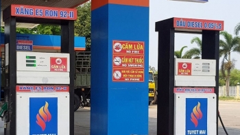 Giá xăng dầu hôm nay 29/10: Giá dầu tiếp tục giảm do lượng tồn kho quá lớn