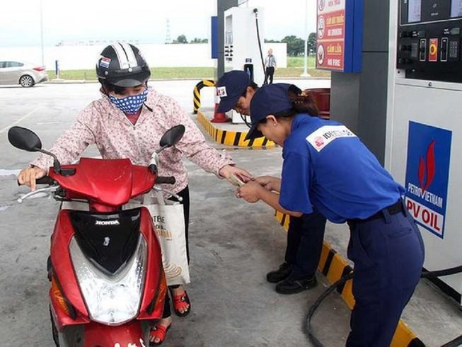 Giá xăng dầu hôm nay 30/10: Giá dầu tiếp tục lao dốc do đại dịch Covid-19