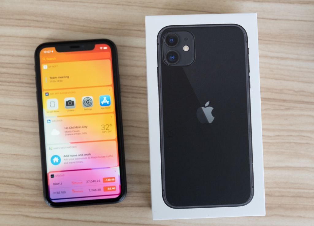 Giá iPhone 11 chính hãng đang rẻ hơn máy xách tay