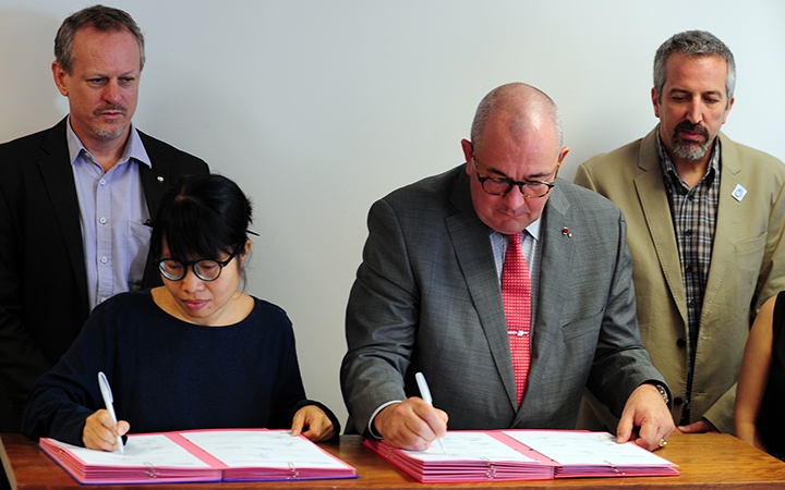 Đại sứ Bỉ tại Việt Nam P.Jansen (thứ hai từ phải sang) cùng các tổ chức tại lễ ký kết. Đại sứ Bỉ tại Việt Nam P.Jansen (thứ hai từ phải sang) cùng các tổ chức tại lễ ký kết.