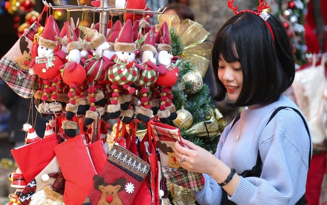 Những địa điểm check in sống ảo tại Hà Nội: Chụp ảnh Noel ở Hàng Mã