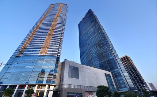 Du khách tới đây có thể vui chơi ở trung tâm thương mại hay ghé rạp chiếu phim