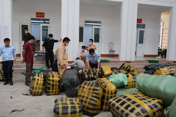 Phú Thọ: Tạm giữ lô quần áo xuất xứ Trung Quốc để xác minh, làm rõ Phú Thọ: Tạm giữ lô quần áo xuất xứ Trung Quốc để xác minh, làm rõ