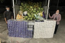 Ngụy trang hơn 5.000 bao thuốc lá lậu trong xe chở dừa