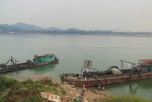 Hà Nội: Bắt giữ 2 tàu hút cát trái phép trên sông Đà