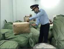 Thu giữ 4 tấn quần áo đã qua sử dụng và 250kg đồ sành, sứ các loại nghi nhập lậu