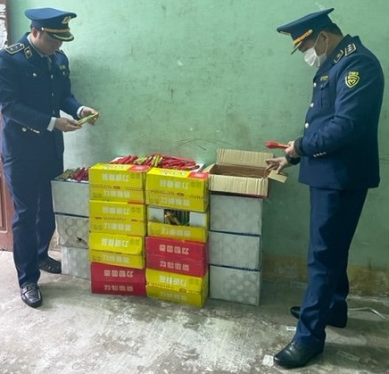 Quảng Ninh: Bắt giữ, buộc tiêu huỷ 100kg xúc xích nhập lậu