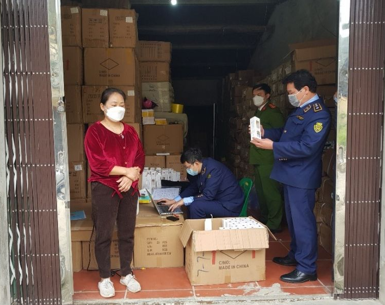 Lạng Sơn: Tạm giữ 7.500 lọ tinh dầu thơm, 3.000 quyển sách tập tô không rõ nguồn gốc