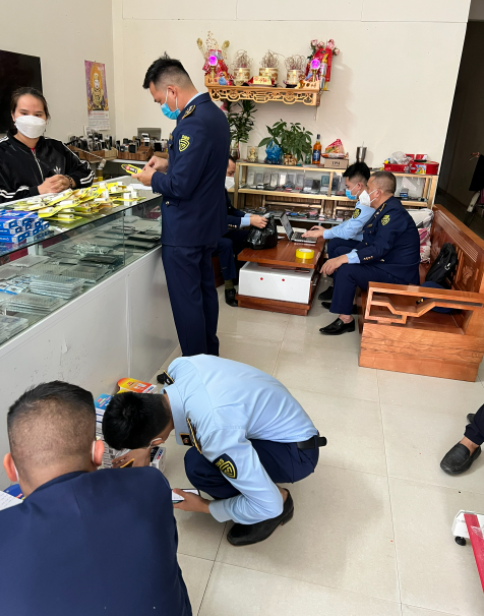 Hà Giang: Tạm giữ gần 350 sản phẩm giả mạo nhãn hiệu SamSung, Iphone