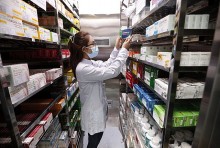 Giám sát chặt việc mua bán thuốc điều trị COVID-19