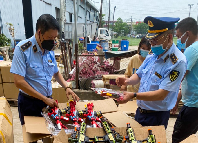 Hà Nội: Thu giữ lô đồ chơi trẻ em mang tính bạo lực