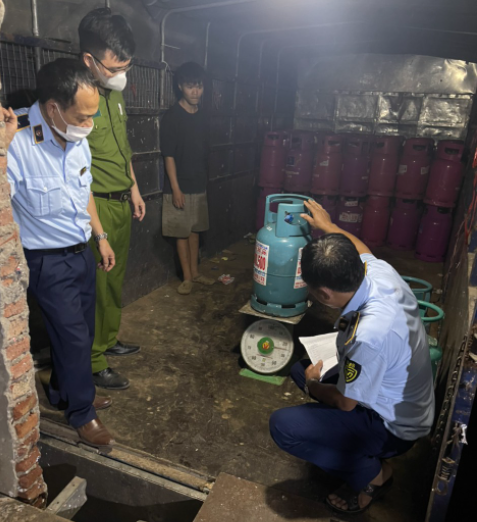 Hà Nội: Phát hiện điểm chiết, nạp khí dầu mỏ hóa lỏng không có giấy chứng nhận